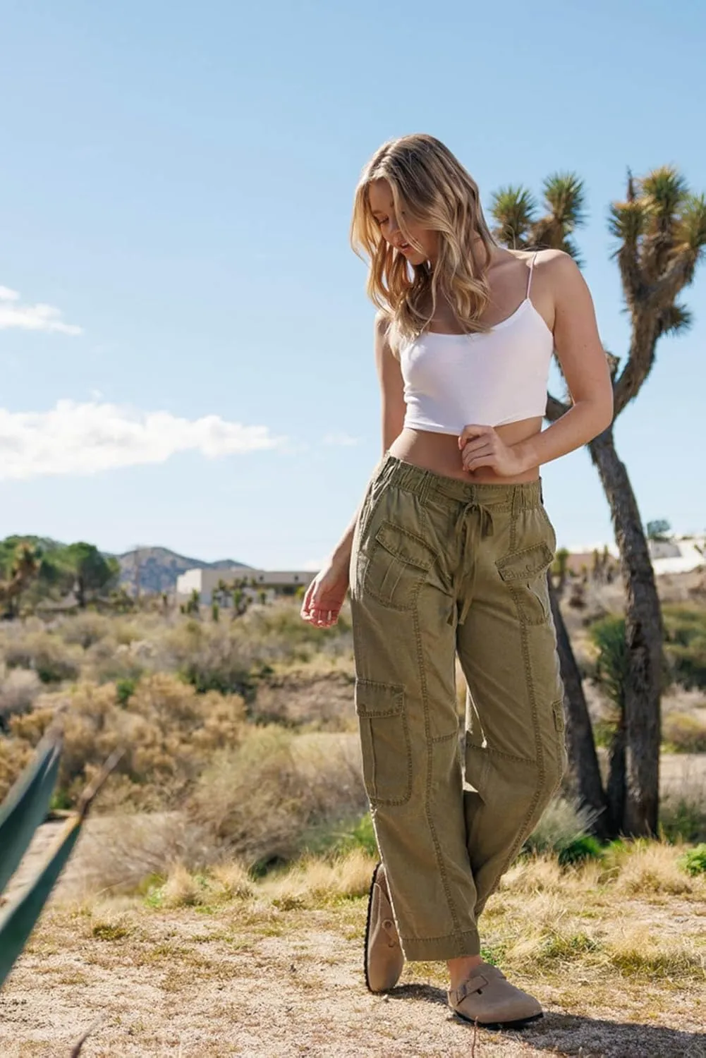 Cali1850 Women's Relaxed Fit Comfortable Mid Rise Washed Linen Straight Leg Cargo Pants with Elastic Band