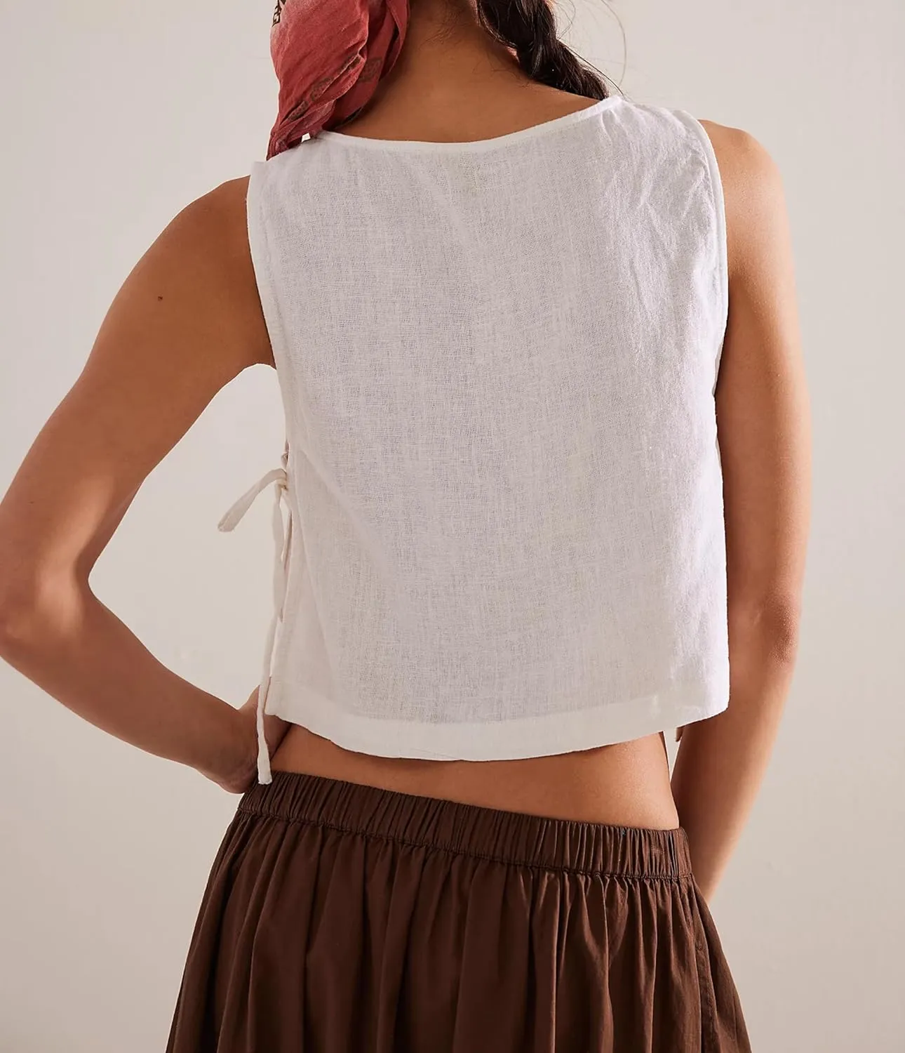 SAFRISIOR Womens Linen Crop Tank Tops 2025 Cotton Summer Sleeveless Shirts Side Split Tie Cute Beach Cropped Vest Tee
